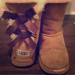 Girls UGG Bailey Bow size 1